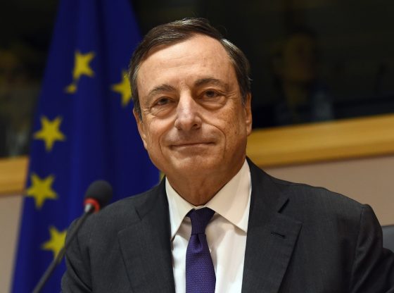 Mario Draghi, Presiden Bank Sentral Eropa, Euro masih tertekan.