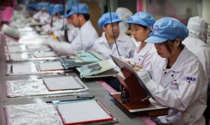 Pekerja cina sedang merakir Macbook, Pasar tenaga kerja di Cina tumbuh pesat.