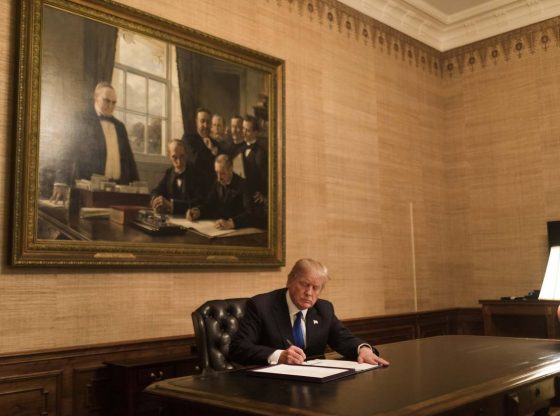 Donald Trump - Menandatangani kesepakatan yang mengakhiri Government Shutdown dalam tiga minggu kedepan