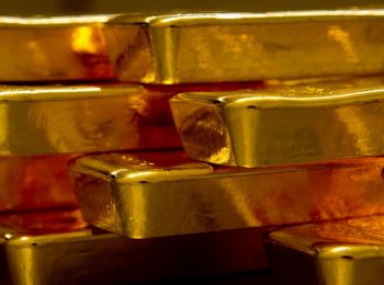 Harga emas tertekan dengan penguatan Dolar AS dan Imbal Obligasi AS