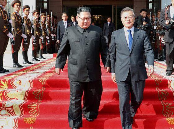 Pertemuan mendadak antara Kim Jong-un dan Moon Jae-in di Panmunjom, membahas upaya denuklirisasi di Semanjung Korea