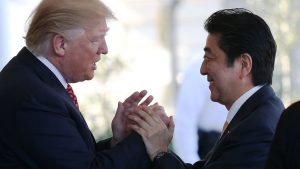 Donald Trump bertemu dengan Shinzo Abe pada Kamis (07/06) di Washington.