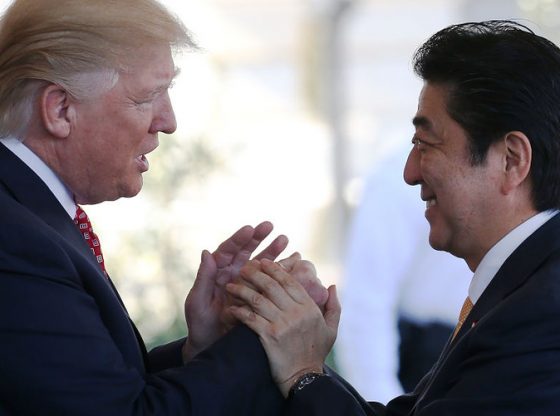 Donald Trump bertemu dengan Shinzo Abe pada Kamis (07/06) di Washington.