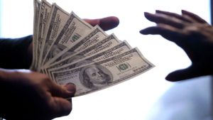 Dolar AS menjadi primadona investasi tahun ini dan berpeluang mendorong kenaikan indek saham